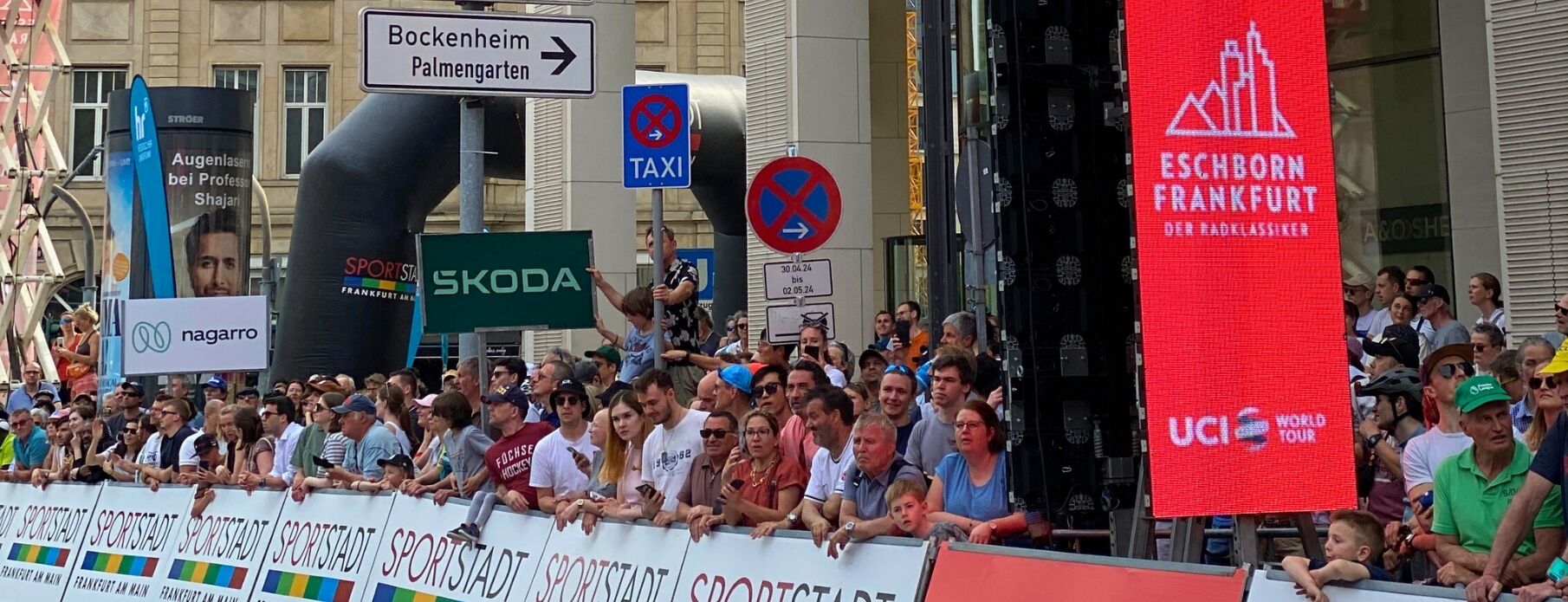 Zuschauermenge beim Eschborn-Frankfurt UCI WorldTour Radrennen – Corporate Event Frankfurt mit Skoda-Sponsoring und Sportstadt-Bannern.